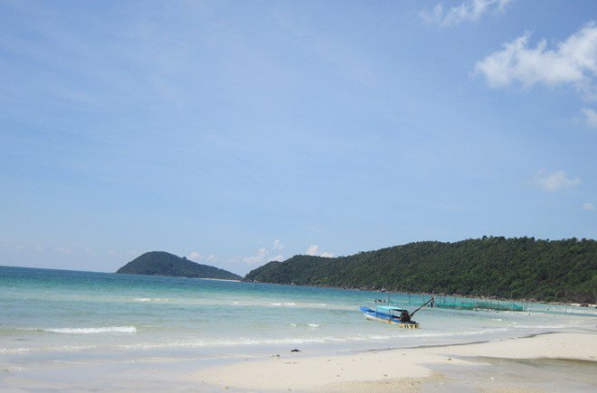 Biển xanh, cát trắng và nắng vàng ở bãi Khem. Biển xanh, cát trắng và nắng vàng ở bãi Khem.